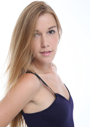 18 year old Brooke Lynn giving and receiving oral sex before facial cumshot